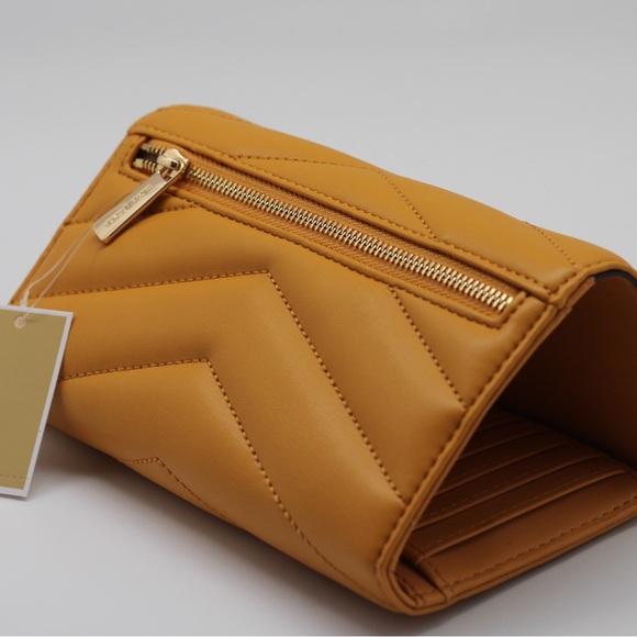 Michael Kors Trifold Wallet New - Picture 5 of 8